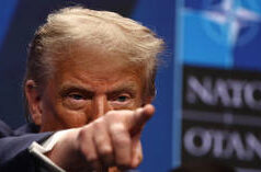 Trump coglie di sorpresa il Primo Ministro giapponese con un’osservazione a sorpresa a Pearl Harbor (VIDEO)