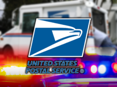 Impiegato delle poste americano ripreso in video mentre getta a terra un ragazzo ebreo