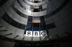 Inizia il caso giudiziario del redattore della BBC Center East sulla “propaganda israeliana”.