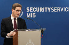 L’agenzia di spionaggio britannica risarcirà la donna maltrattata dall’agente neonazista