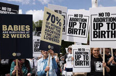 La società dovrebbe aiutarti a morire? L’UE ora ha un caso a cui rispondere