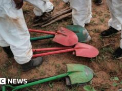 Shock per la scoperta di decine di corpi, per lo più neonati, in una fossa comune in Kenya