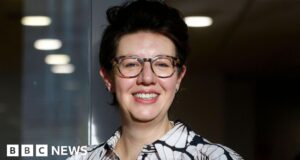 Il romanziere esordiente vince un importante premio per il libro per una storia ispirata alle separazioni familiari