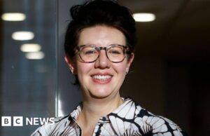 Il romanziere esordiente vince un importante premio per il libro per una storia ispirata alle separazioni familiari