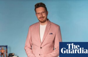 Luminoso e bello? L’uomo che provoca l’estasi millenaria con i suoi inni scolastici