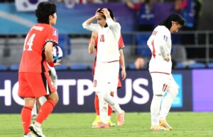 La giocatrice iraniana Sara Didar trattiene le lacrime rispondendo a una domanda legata alla guerra durante la Coppa d’Asia femminile