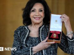 Dame Shirley Bassey rivela che non può più rispondere alla posta dei fan