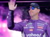 Hamlin si qualifica per primo a Martinsville e si porta al decimo posto nella classifica NASCAR