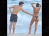 Shawn Mendes a torso nudo fa le valigie sul PDA con Bruna Marquezine in bikini attractive