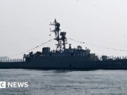 Un sottomarino americano affonda una nave da guerra iraniana nell’Oceano Indiano, cube Hegseth