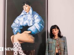 Il ritratto della West Finish Woman di Lily Allen viene esposto alla Nationwide Portrait Gallery