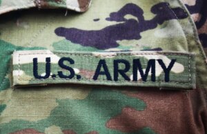 L’esercito americano aumenta l’età di arruolamento a 42 anni e allenta le politiche sulla marijuana per rafforzare i ranghi