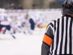 Des arbitras pris pour cible durante le partite di hockey: «J’ai reçu une poubelle dans le dos»