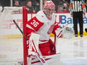 John Gibson dei Crimson Wings si è infortunato nella vittoria contro i Devils