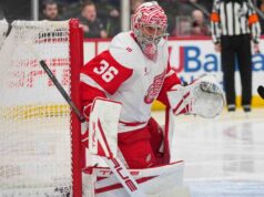 John Gibson dei Crimson Wings si è infortunato nella vittoria contro i Devils