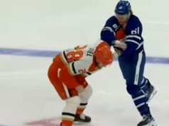 À VOIR: Michael Pezzetta jette les gants dès la mise en jeu