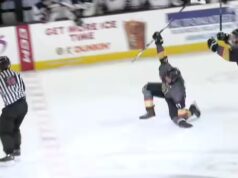 «Ils étaient avec moi à chaque étape»: l’équipe del giovane che ha perso tre membri della sua famiglia in una fucilata nel Rhode Island riporta il campione