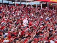 Il senatore Eric Schmitt spinge per una legislazione che affronti l’aumento dei costi dei biglietti sportivi