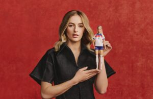 Chloe Kelly riceve la sua bambola Barbie per la Giornata internazionale della donna insieme advert altre donne pioniere