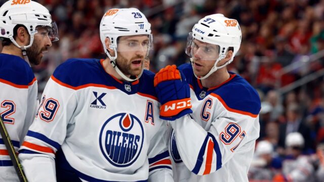 Edmonton-Oilers-Connor-McDavid-97-talks-with-Leon-Draisaitl-29.jpg