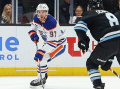 Connor McDavid si gode una serata importante, gli Oilers battono Mammoth
