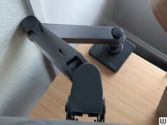 Fisso tutti gli accessori che posso sulla mia scrivania per evitare il disordine, e dovresti farlo anche tu