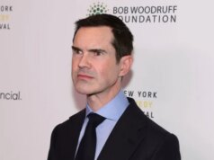 Jimmy Carr rivela di mangiare una volta al giorno poiché è “molto attento” al suo peso