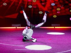 I dipendenti hanno dovuto trattenere un robotic umanoide danzante dopo che si period scatenato in un ristorante della California