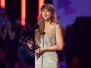 Taylor Swift stupisce con un corsetto verde menta in due pezzi durante il debutto ai premi con il fidanzato Travis Kelce