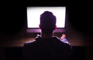 L’avvocato responsabile dei casi di psicosi da intelligenza artificiale mette in guardia sui rischi di vittime di massa