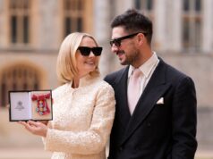 Carey Mulligan viene nominata CBE da Re Carlo mentre il marito Marcus Mumford osserva con orgoglio