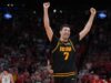 Il numero 9 dell’Iowa continua l’improbabile corsa di marzo, battendo il Nebraska per raggiungere l’Elite 8