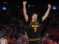 Il numero 9 dell’Iowa continua l’improbabile corsa di marzo, battendo il Nebraska per raggiungere l’Elite 8