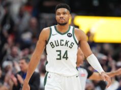 Giannis Antetokounmpo lascia la vittoria di Bucks sui Pacers dopo essere atterrato goffamente in schiacciata
