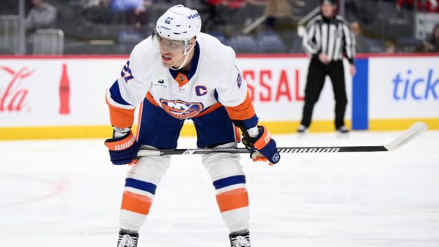 New-York-Islanders-left-wing-Anders-Lee.jpg