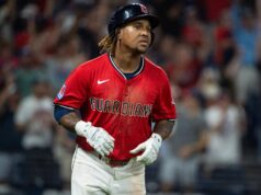 Il 3B dei Guardiani Jose Ramirez lascia la partita con una spalla dolorante, da valutare lunedì