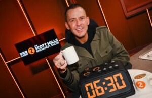 Chi sostituirà Scott Mills su BBC Radio 2? Le ultime quote rivelano il favorito