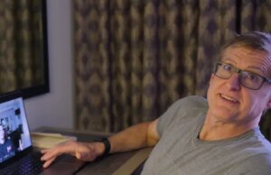 Louis Theroux condivide importanti aggiornamenti sulla sua alopecia dopo aver raggiunto la “profondità più bassa” della malattia