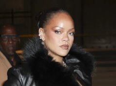 Rihanna rivela il momento terrificante in cui è fuggita per mettersi in salvo dopo che una donna aveva sparato dei proiettili in casa