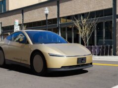 Tesla afferma che i suoi robotaxi sono talvolta guidati da esseri umani remoti