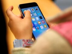 Campanello d’allarme: una sentenza storica sui social media mette a nudo gli algoritmi che creano dipendenza mentre un sondaggio tra gli adolescenti evidenzia i pericoli