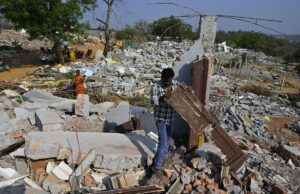 I bulldozer sulle terre dei Bhoodan sollevano la polvere politica