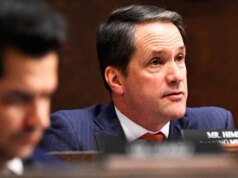 Un importante democratico esorta i colleghi a sostenere la macchina spia di Trump