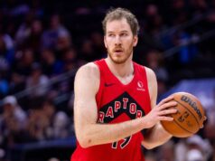 Il sano Jakob Poeltl aiuta i Raptors nella spinta ai playoff, ma incombono ancora show difficili
