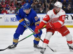 I Pink Wings segnano tre punti nel primo periodo battendo i Sabres e restando in vita nella corsa ai playoff