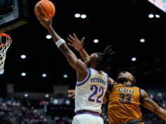 La potenziale scelta numero 1 Peterson segna 28 punti mentre il Kansas resiste per battere Cal Baptist