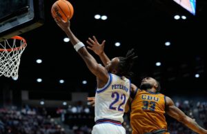 La potenziale scelta numero 1 Peterson segna 28 punti mentre il Kansas resiste per battere Cal Baptist