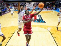 Dylan Darling fa un layup di guida al segnale acustico, St. John’s batte il Kansas nel thriller March Insanity