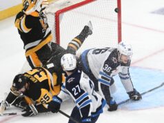 Pinguini frustrati dalla chiamata di interferenza del portiere