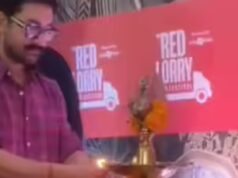 Aamir Khan si toglie le scarpe per accendere la lampada; vince i cuori on-line